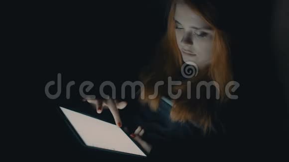 年轻女性晚上在家里用笔记本电脑寻找信息女孩空闲时间用电子设备概念胖视频的预览图