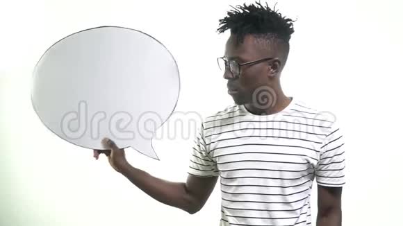一个戴着时髦眼镜的黑人在对话中说视频的预览图
