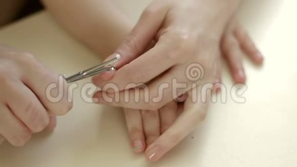 妈妈把婴儿的指甲剪下来手上的特写视频的预览图
