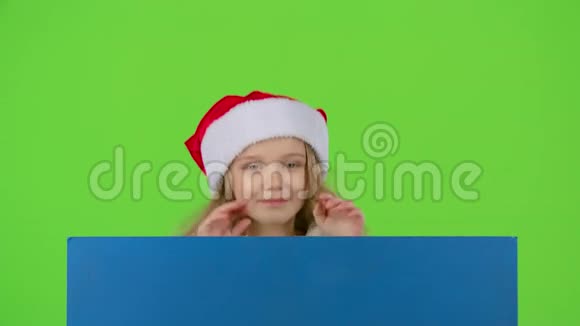 圣诞老人助手从蓝板后面跳出来竖起大拇指绿色屏幕视频的预览图