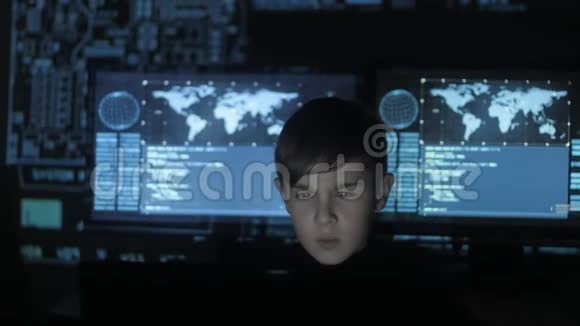 可爱的孩子年轻的神童程序员在数据中心的一台电脑上工作里面装满了显示屏肖像视频的预览图