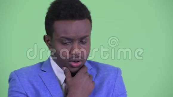 压力重重的年轻非洲商人的脸视频的预览图