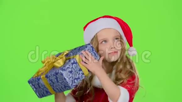 圣诞老人助手手里拿着一个礼品盒微笑着绿色屏幕视频的预览图