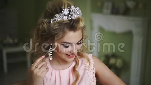 美丽的年轻新娘时尚女性未婚妻新娘发型活动化妆和珠宝视频的预览图