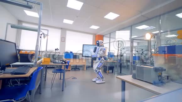 一个半机械人站在工程实验室的中间视频的预览图