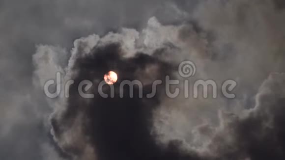 太阳被乌云遮住了视频的预览图