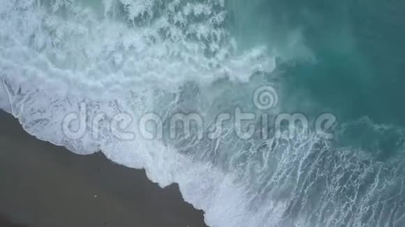 鸟瞰绿松石海波起泡飞溅巨浪从上面滚动视频的预览图