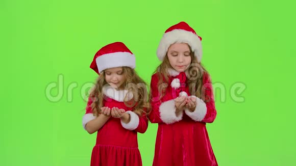 穿着圣诞服装的孩子们会膨胀恒星花粉绿色屏幕慢动作视频的预览图