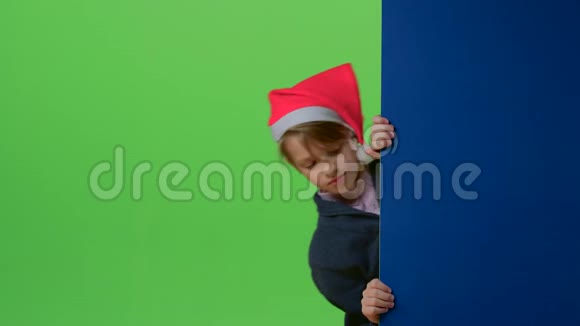 戴着圣诞帽带着泡泡的少年出现在绿色的屏幕上视频的预览图