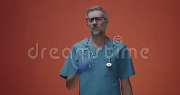 男医生和摄像机说话视频的预览图