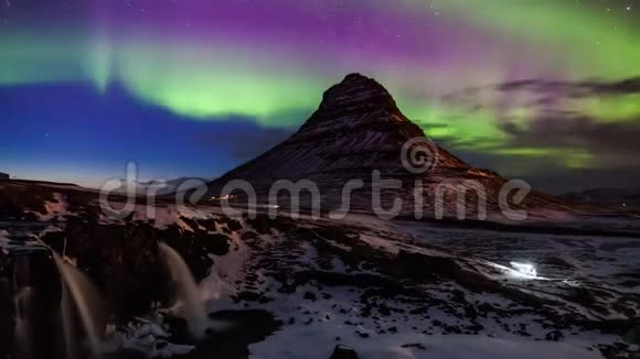 北极光冰岛柯克朱费尔的北极光视频的预览图