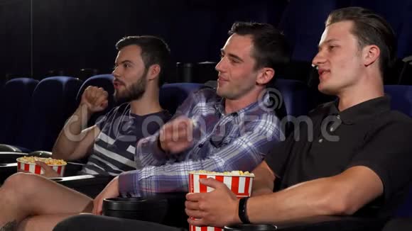一群在电影院一起看电影的男性朋友视频的预览图