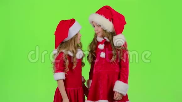 两个孩子在谈论新年的庆祝活动绿色屏幕慢动作视频的预览图