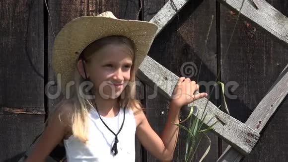 庭院乡村儿童肖像自然4K花园儿童户外女孩脸视频的预览图