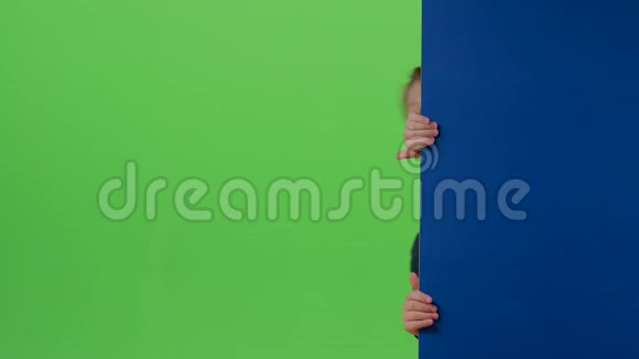 戴着圣诞帽的少年从黑板后面走出来在绿色的屏幕上挥舞着食指视频的预览图