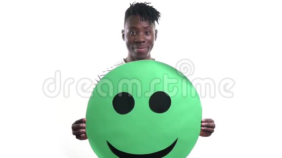 黑人微笑露出绿色的微笑和悲伤露出红色的微笑视频的预览图