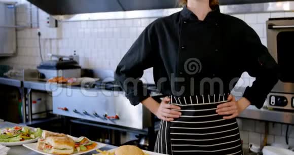 厨师站在4k餐厅的臀部视频的预览图
