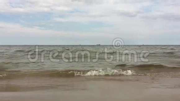 波罗的海的波浪在沙滩上翻滚视频的预览图