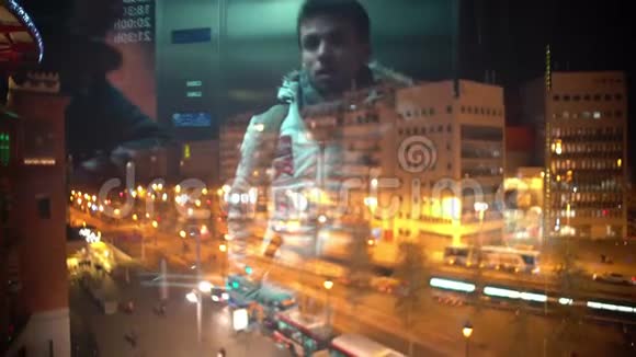 年轻人在购物中心使用玻璃电梯的反映夜城生活视频的预览图