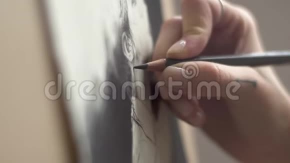 艺术家画人的画视频的预览图