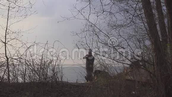 渔夫在湖上钓鱼手里拿着钓竿视频的预览图