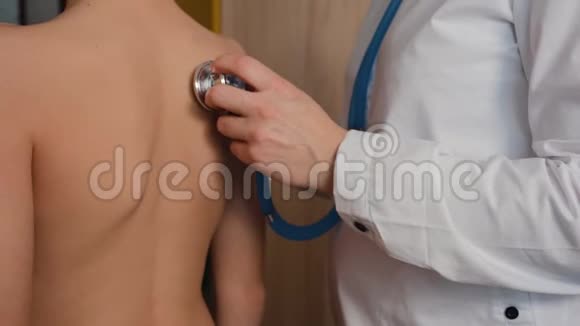 女医生用听诊器听孩子的呼吸对孩子进行体检健康概念视频的预览图