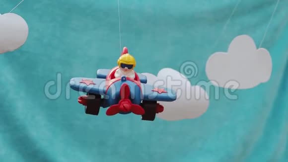 飞行员的玩具飞机在树林里摇晃视频的预览图