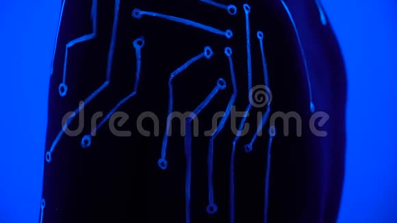 女孩在夜总会里跳舞身上有紫外线和身体艺术以微电路的形式出现视频的预览图