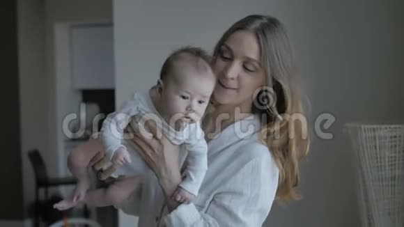 女人A和宝宝玩视频的预览图