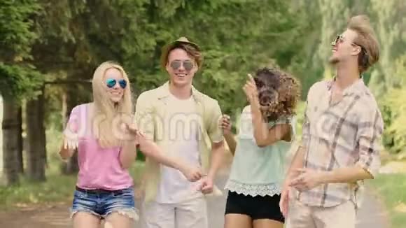 疯狂的微笑情侣们在夏季露天音乐节上跳舞和闲逛视频的预览图