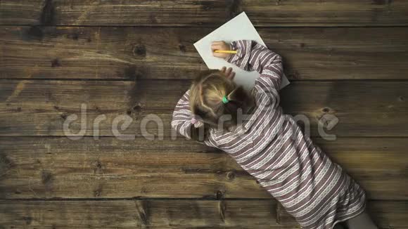 头顶上的女孩子在老式的木制背景上写圣诞老人的礼物信文字或标志复制空间垂直顶部视频的预览图