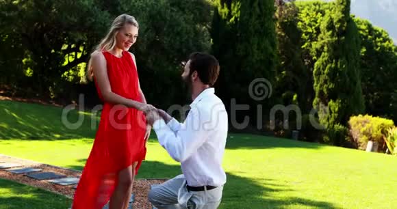 男人建议一个膝盖戴戒指的女人视频的预览图