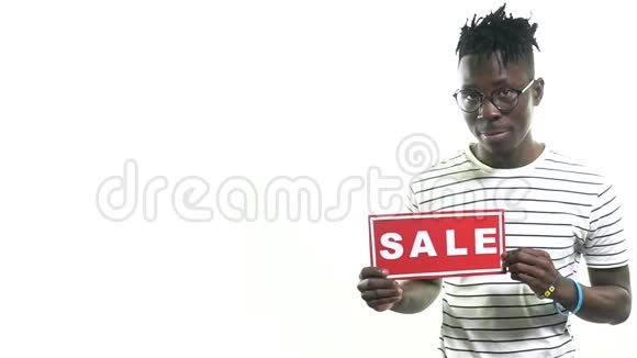 戴眼镜的黑人用手指指着销售标志竖起大拇指动作缓慢视频的预览图