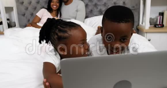 儿童使用笔记本电脑夫妇在4k背景下微笑视频的预览图