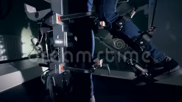 在行走模拟器上训练的残疾男子的固定腿视频的预览图