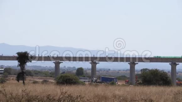 在肯尼亚内罗毕公园修建高速铁路线视频的预览图