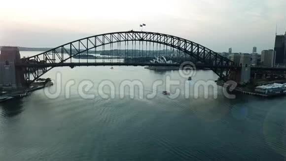 日出期间悉尼海港大桥的电影无人机镜头视频的预览图
