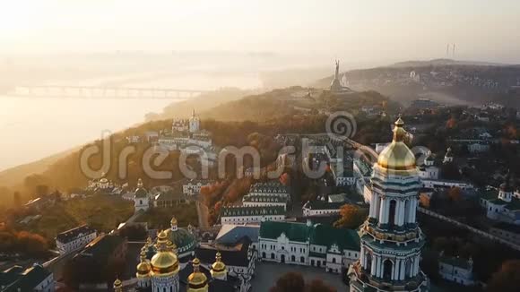 基辅乌克兰首都基辅佩切斯克拉瓦拉空中无人机视频片段查看骑手Dnipro和桥雾和雾视频的预览图