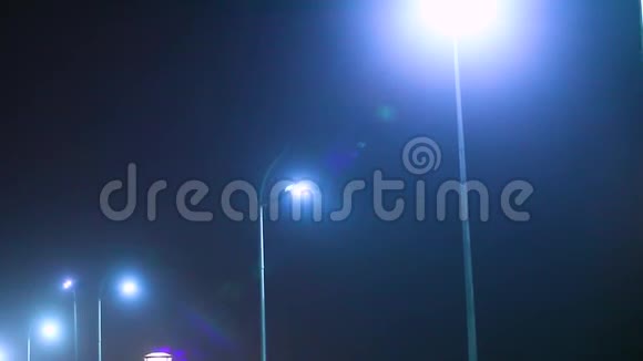 印度钦奈滨海海滩的夜景人们在路灯下行走视频的预览图
