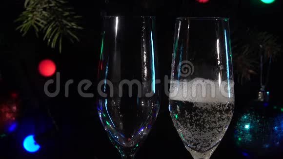 两杯香槟洒在节日气氛上慢动作关门视频的预览图