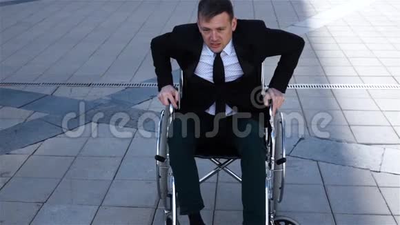 有能力的残疾人商人试图从轮椅上站起来视频的预览图