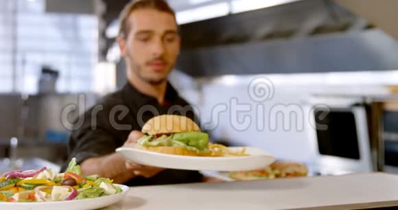厨师在4k点餐站保存汉堡盘子视频的预览图