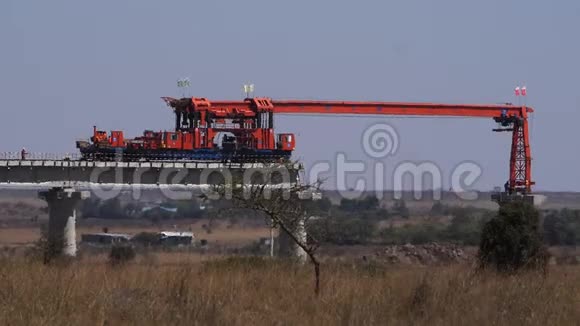 在肯尼亚内罗毕公园修建高速铁路线视频的预览图