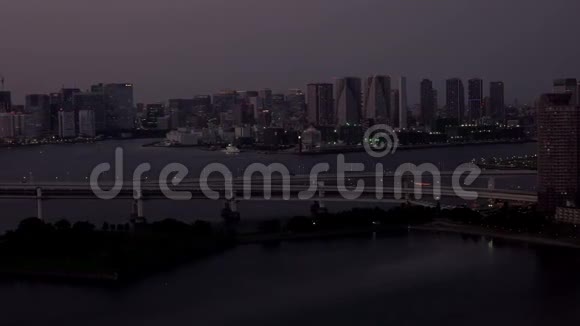 日本东京日落后东京天际线与东京塔和彩虹桥视频的预览图