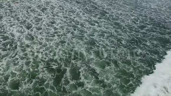 令人叹为观止的海洋绿色表面带来巨大迷人的白色波浪视频的预览图