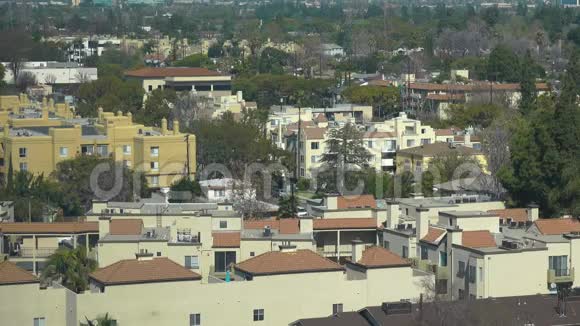 美国加州洛杉矶公寓大楼屋顶视频的预览图