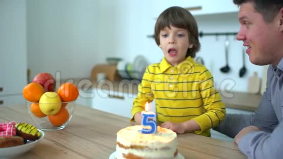 非常可爱的男孩用蛋糕和快乐的父亲庆祝他的生日五年生日快乐父亲节小男孩视频的预览图