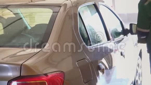 汽车在洗车时用高压水冲洗视频的预览图