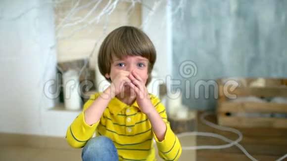 小男孩哭特写孩子在哭慢动作小男孩愤怒有代表性的小孩哭得很少视频的预览图
