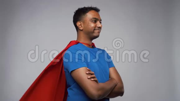 快乐微笑的印度男子红色超级英雄斗篷视频的预览图